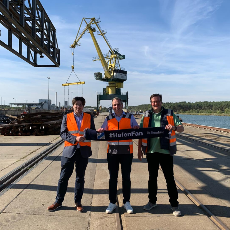Personen v.l.n.r. Magnus Bünning (Koordinator Politik BÖBVBW Geschäftsführer Initiative System Wasserstraße), Hafenchef Andreas Bonin und Hafenmeister Carsten Haupt vom Hafen Eberswalde